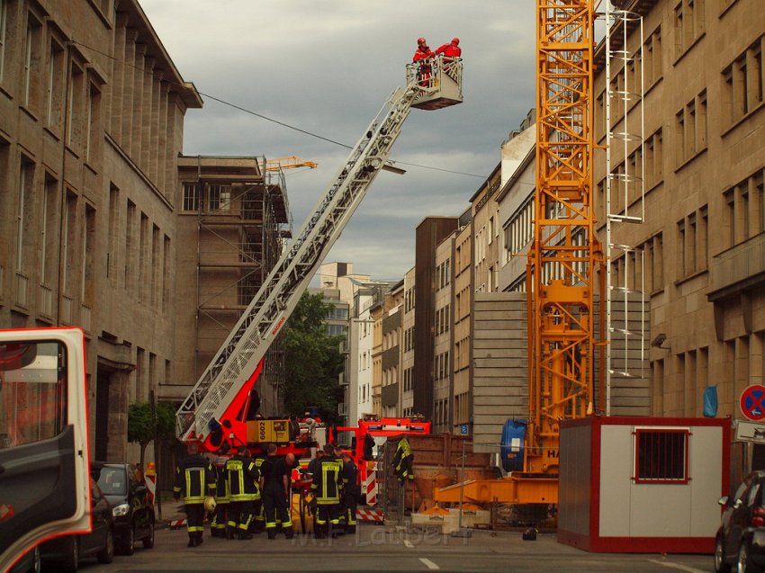 Person auf Baukran Koeln Christophstr P126.JPG